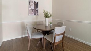 Dining - Landing | Spectacular 2BD, Pool, Gym (Pasadena)