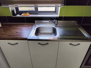 雪櫃、微波爐、焗爐、爐具