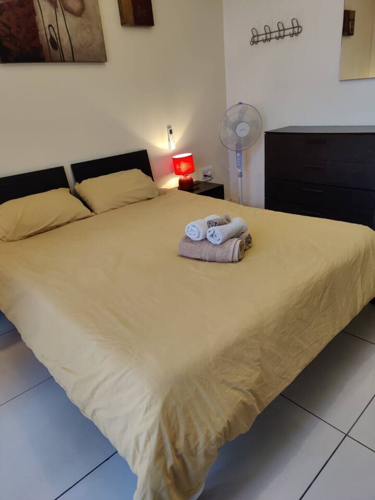 Strykjärn/strykbräda, wi-fi och sängkläder