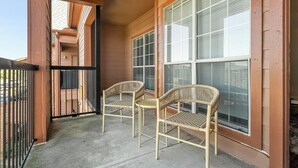A covered porch with two wicker chairs and a black metal gate. - Landing | Incredible 2BD, Pool, Gym (Pasadena)