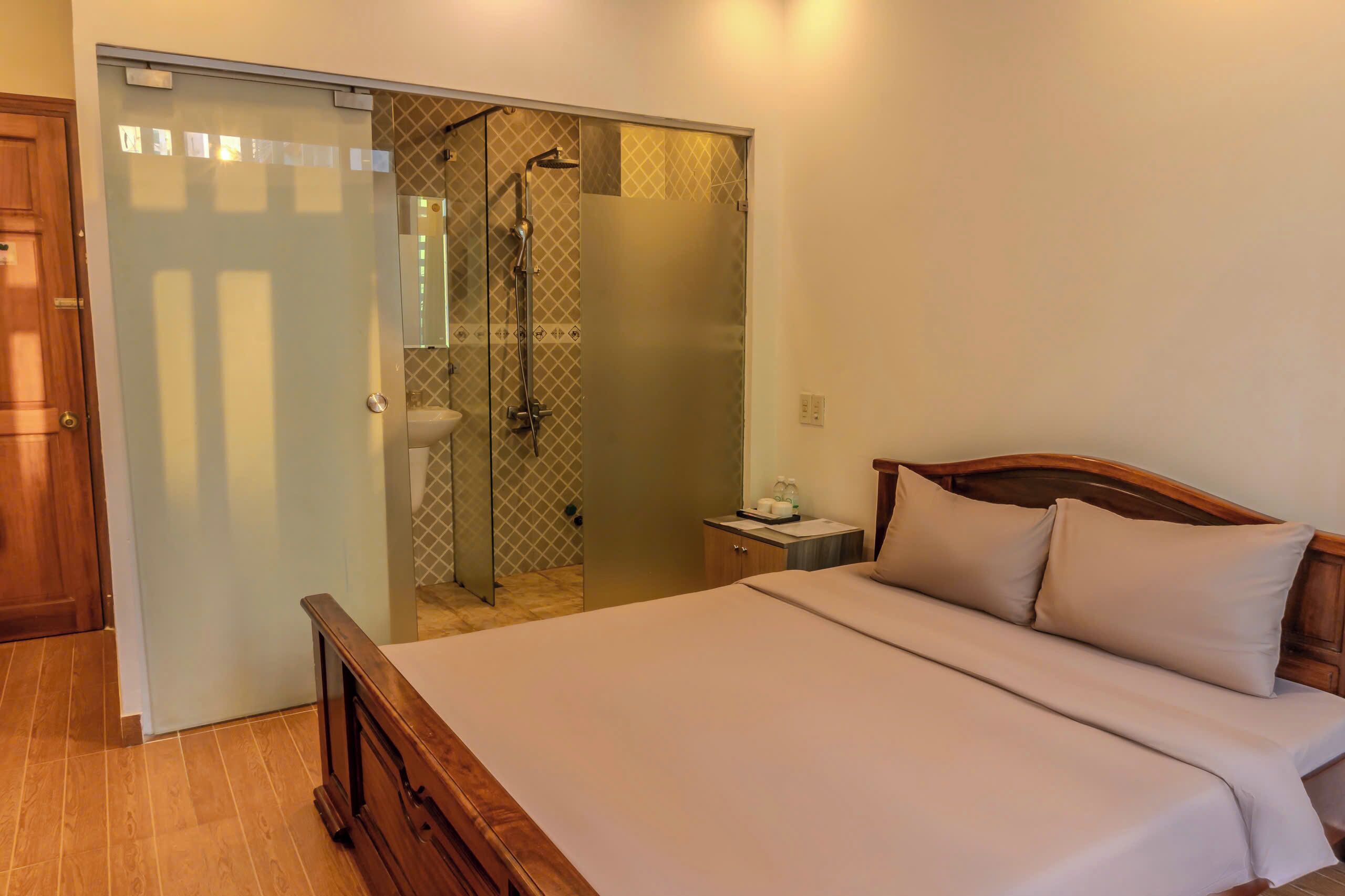 5 bedrooms, iron/ironing board, free WiFi