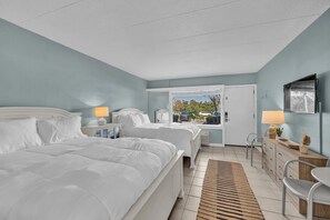 Tabla de planchar con plancha, internet y ropa de cama