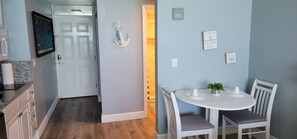 Dining - Serenity Condo On Daytona Beach (Daytona Beach)