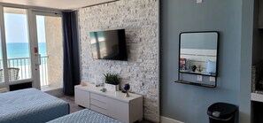 Tabla de planchar con plancha, wifi gratis y ropa de cama 