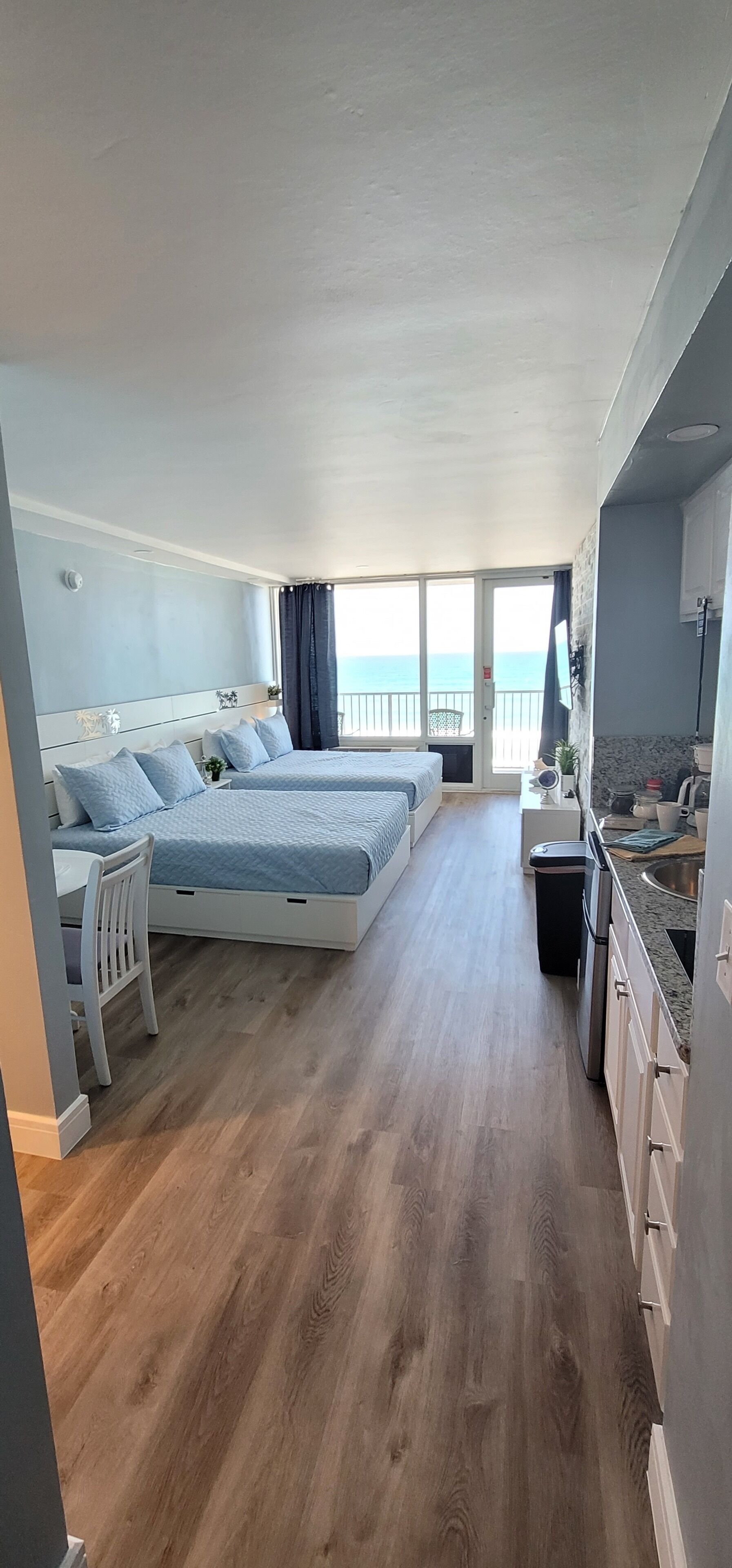 Tabla de planchar con plancha, wifi gratis y ropa de cama 