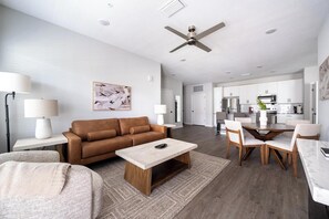 Smart TV - Landing | Stunning 2BD, Pool, Gym (Palm Bay)