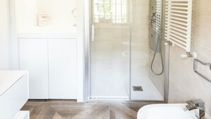 Ein modernes Badezimmer mit Dusche, Toilette und Badewanne.