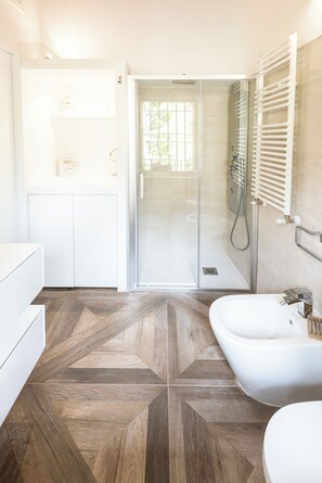 Shower, hair dryer, bidet, towels - LUXURY Apartment Milan Center (Milano)