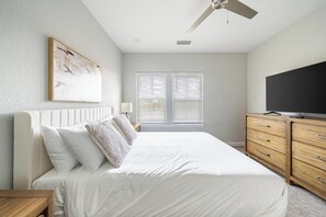 2 bedrooms, desk, iron/ironing board, WiFi - Landing | Stylish 2BD, Gym, Pool (Palm Bay)