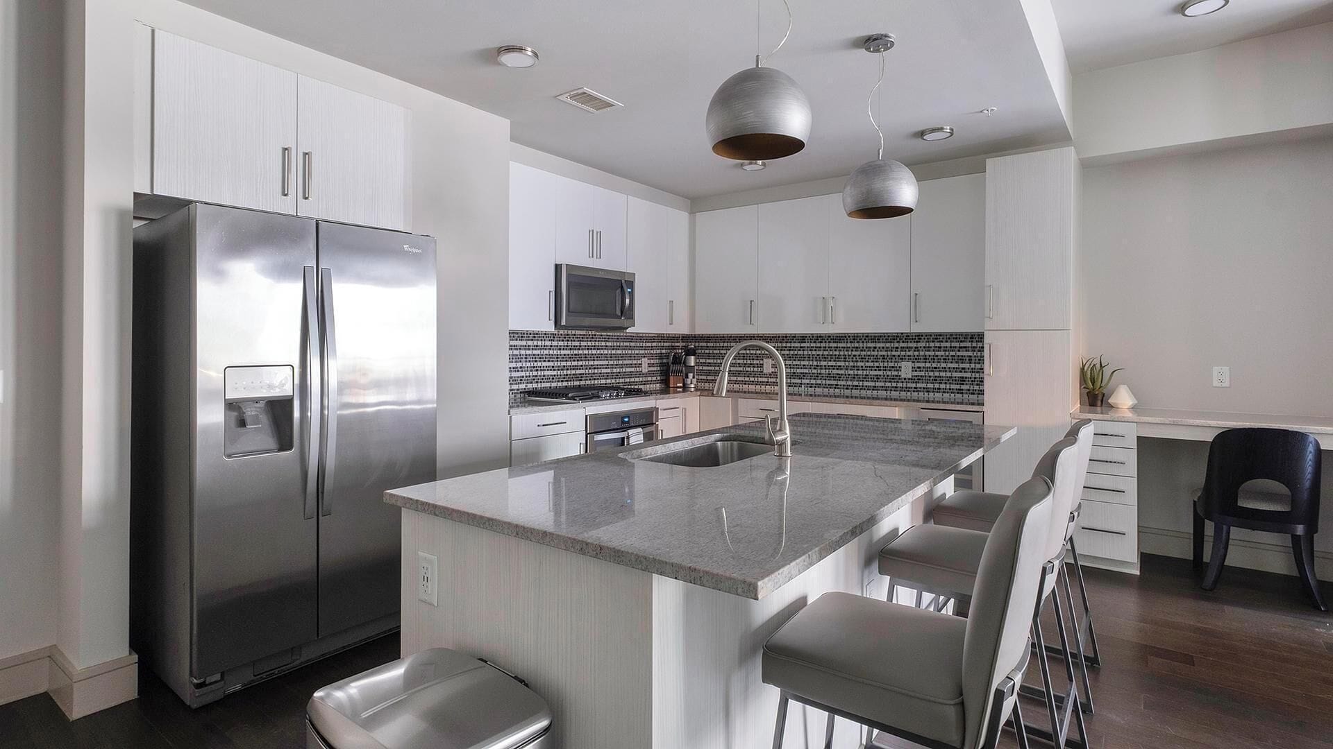 ثلاجة، مائدة طعام