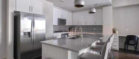 ثلاجة، مائدة طعام