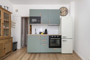 Kühlschrank, Mikrowelle, Ofen, Herdplatte