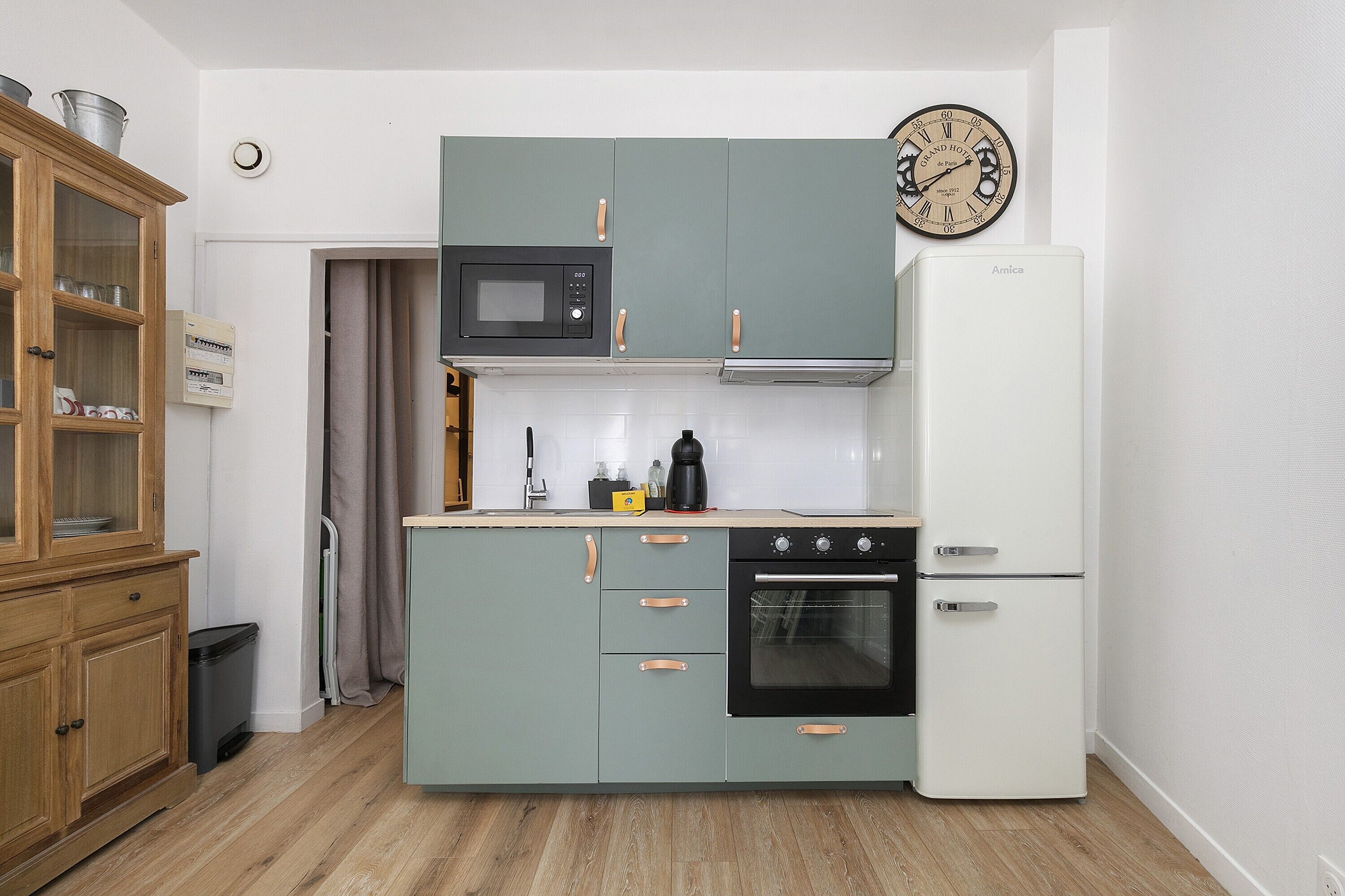 Een koelkast, een microgolfoven, een oven, een kookplaat