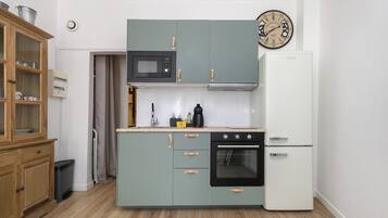 Een koelkast, een microgolfoven, een oven, een kookplaat