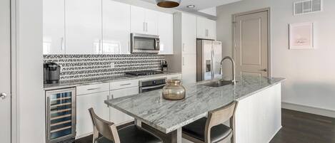 Een koelkast, eettafels