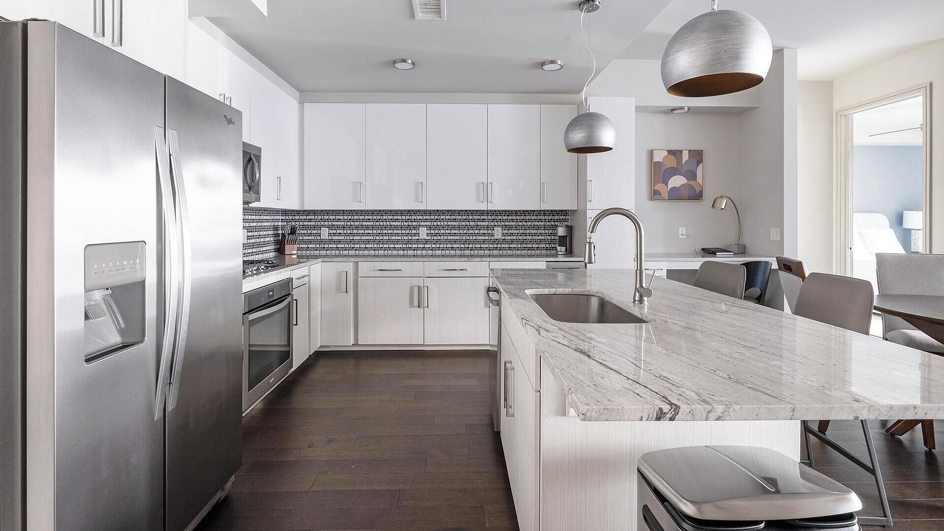 Réfrigérateur, table de salle à manger