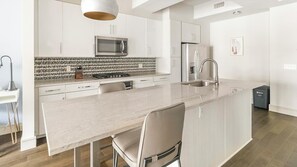 Réfrigérateur, tables à manger