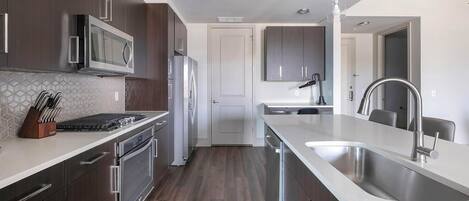 Een koelkast, eettafels