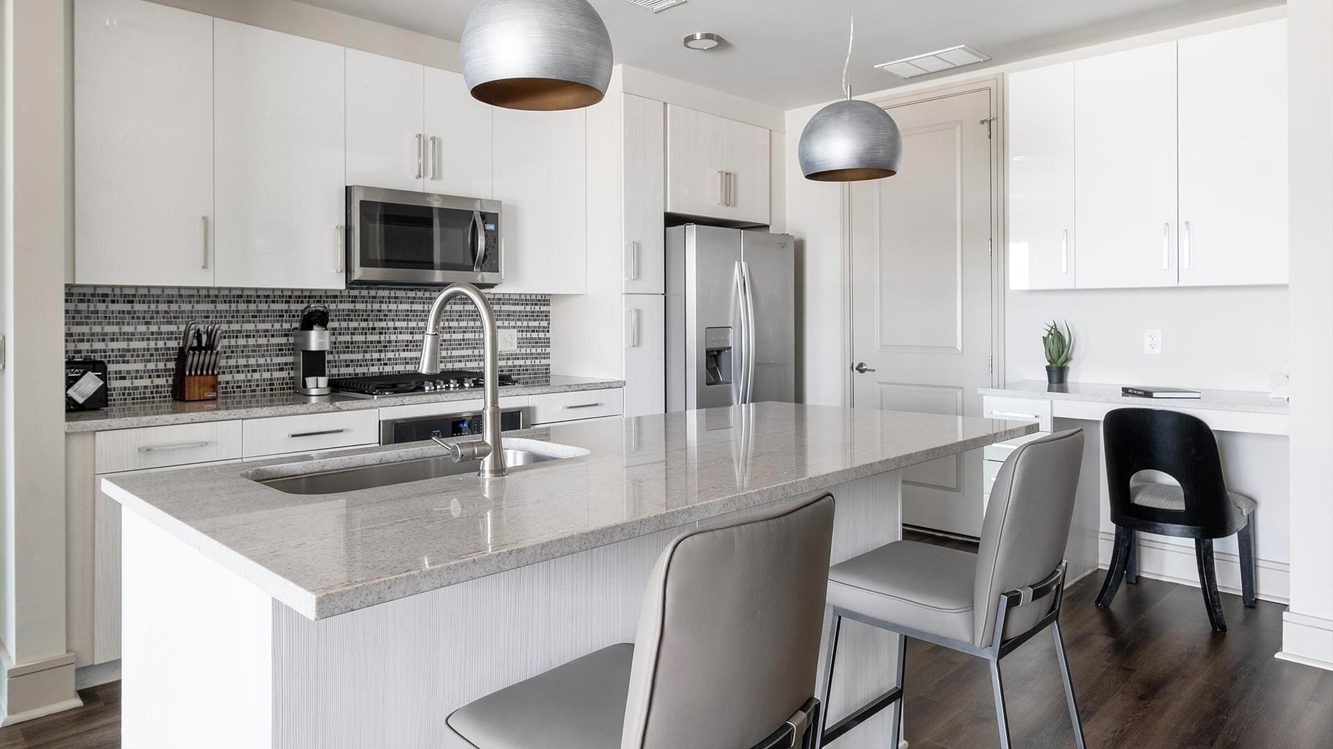 冷蔵庫、ダイニングテーブル