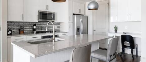 冷蔵庫、ダイニングテーブル