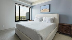 Desk, iron/ironing board, WiFi, bed sheets - Landing | Modern 2BD, Gym, Tennis Court (Houston)