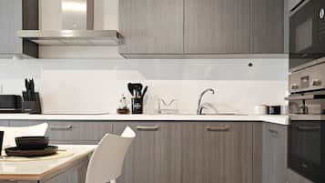 Frigorifero, microonde, forno, piano cottura