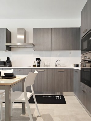 Frigorifero, microonde, forno, piano cottura