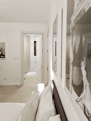 Escritorio, tabla de planchar con plancha, wifi y ropa de cama