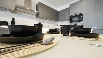 Kjøleskap, mikrobølgeovn, ovn og kokeplater