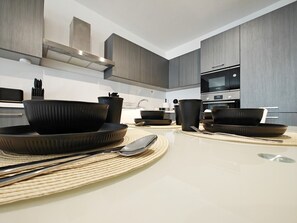 Refrigerador, microondas, horno y parrilla de estufa