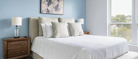 Escritorio, tabla de planchar con plancha, wifi y ropa de cama