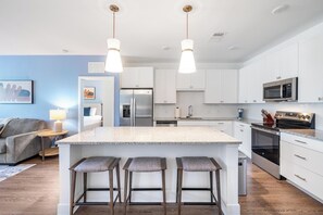 Réfrigérateur, tables à manger