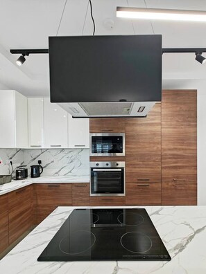 Een koelkast, een microgolfoven, een oven, een kookplaat