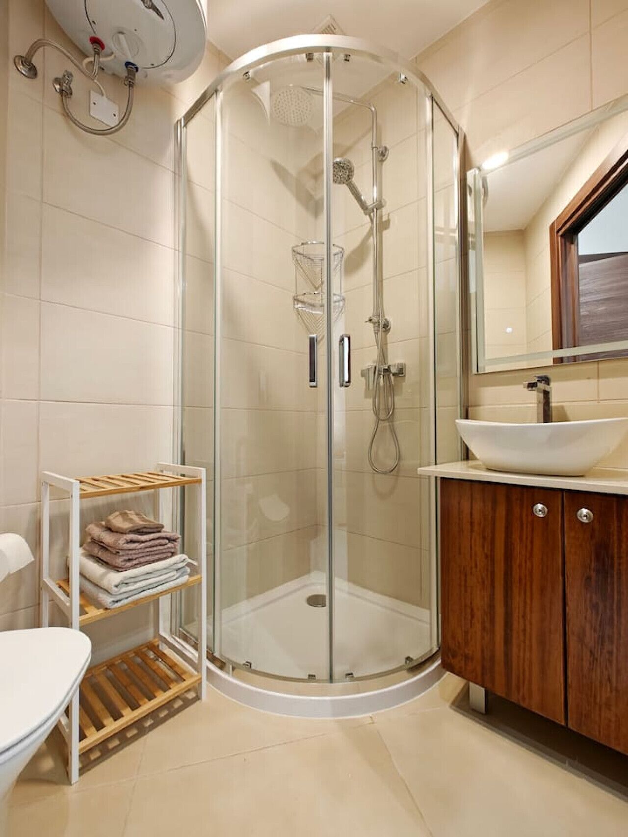 Une salle de bain moderne avec une douche à parois de verre, un meuble-lavabo en bois et un porte-serviettes.