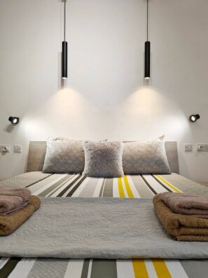 Desk, iron/ironing board, WiFi, bed sheets - Valley view 1  2 bedroom aparment (Luqa)