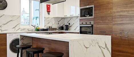 Kylskåp, mikrovågsugn, ugn och spishäll