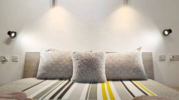 Tabla de planchar con plancha, wifi y ropa de cama