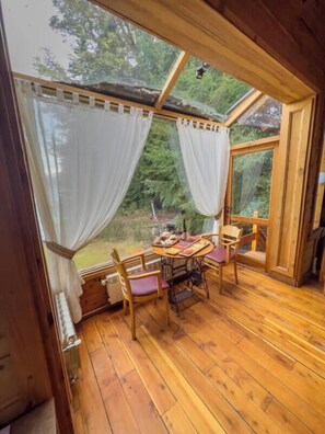 Chalet rustique familial, vue sur le lac | Aire de séjour