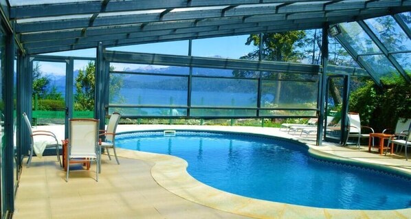 สระว่ายน้ำกลางแจ้ง