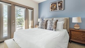 Een bureau, een strijkplank/strijkijzer, wifi, beddengoed
