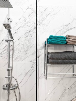 Hårføner og håndklær