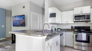 Jääkaappi, ruokailupöytä