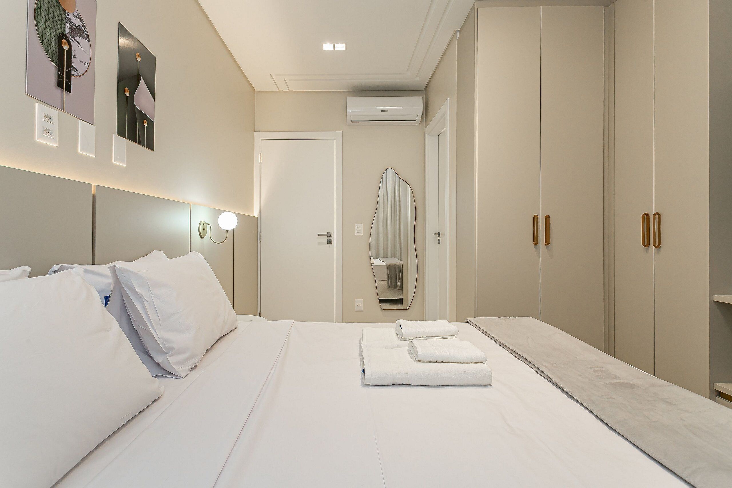 Strykejern/-brett, internettilgang og sengetøy