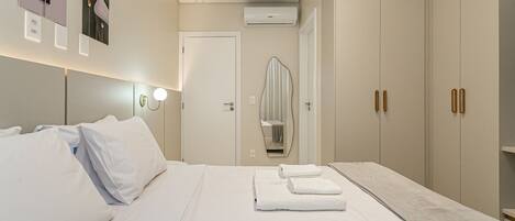 Strykejern/-brett, internettilgang og sengetøy