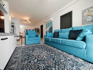 TV - Seaview Escape  2 bedroom apartment (St. Paul`s Bay)