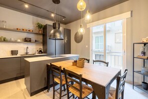Frigorífico, microondas, horno y placa de cocina