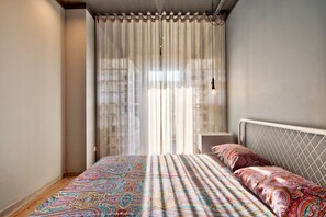 Escritorio, tabla de planchar con plancha, wifi y ropa de cama