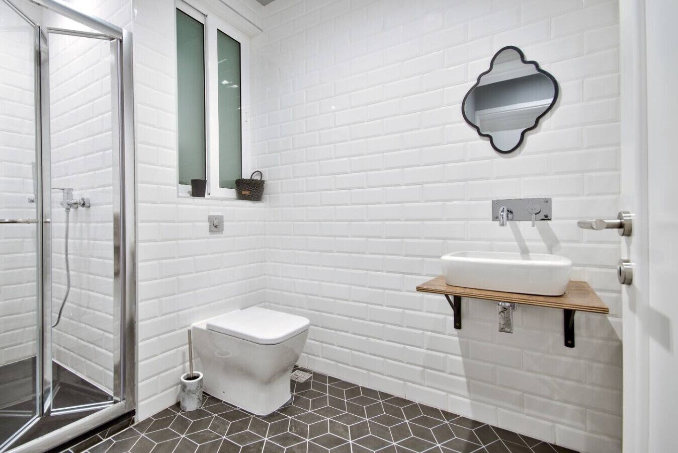 Amenidades de baño gratuitas, secadora de cabello, toallas 