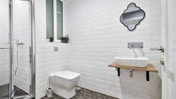 Amenidades de baño gratuitas, secadora de cabello, toallas