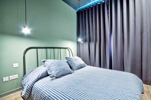 Escritorio, tabla de planchar con plancha, wifi y ropa de cama